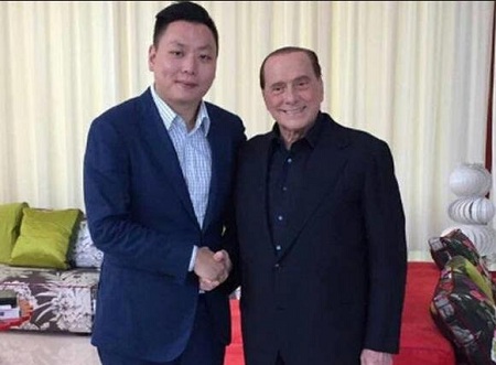 奇怪啊，这年轻人手里怎么会有顾董事长的藏品？该不会是偷的吧？偷？那不太可能，但也不可能是真品，我估计是仿品吧，或者是找当代的高人临摹出来的。